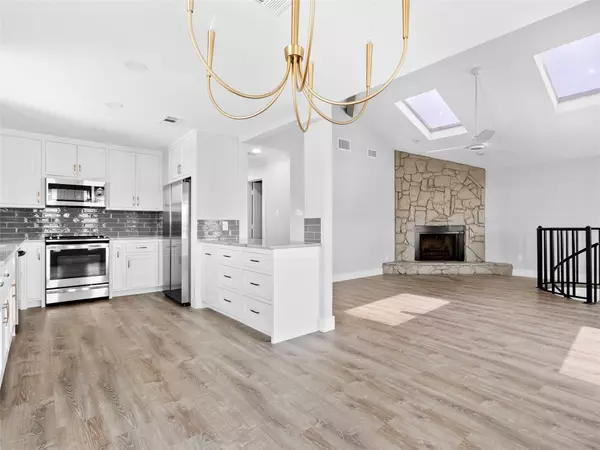 1322 Oahu DR, Tiki Island, TX 77554