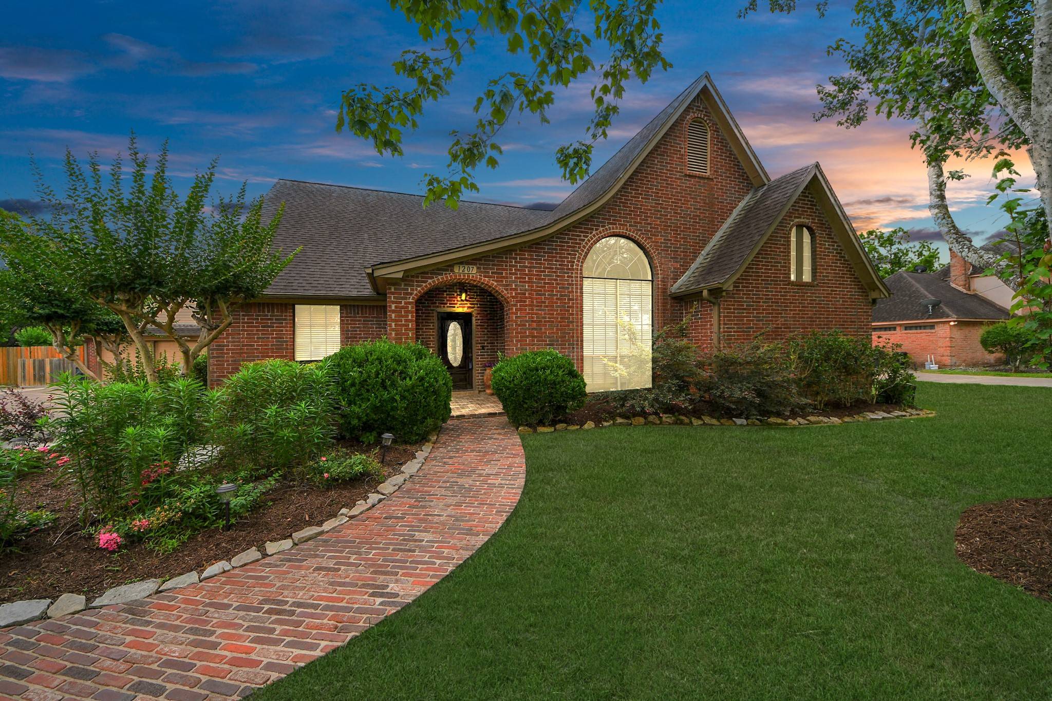 1207 W Edgewood DR, Friendswood, TX 77546