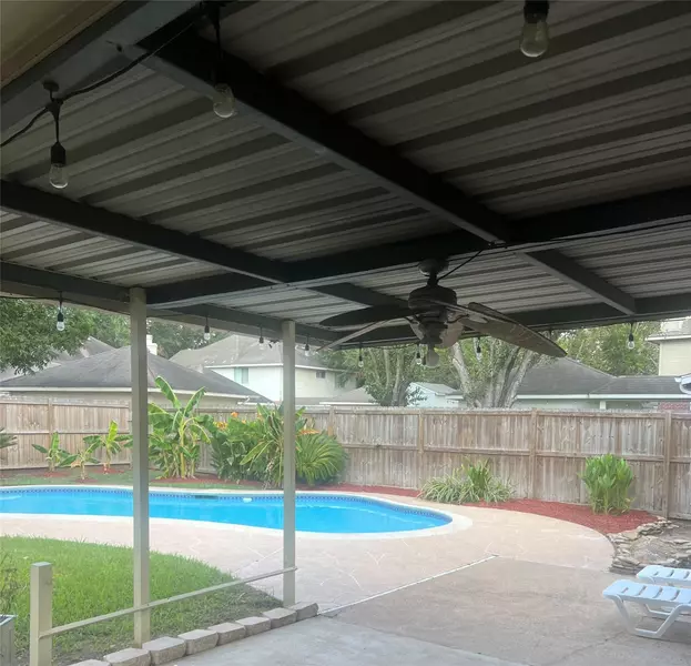 2810 White Oak LN, Pearland, TX 77584