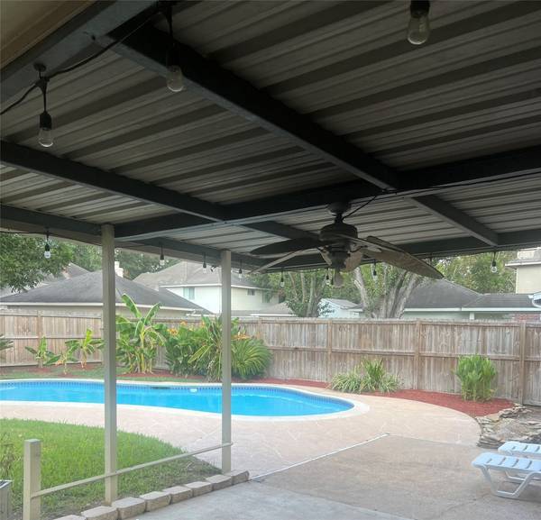 2810 White Oak LN, Pearland, TX 77584