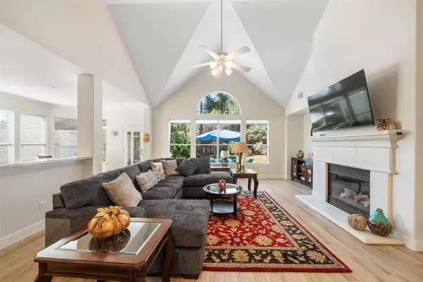 The Woodlands, TX 77382,2 N Chantsong CIR