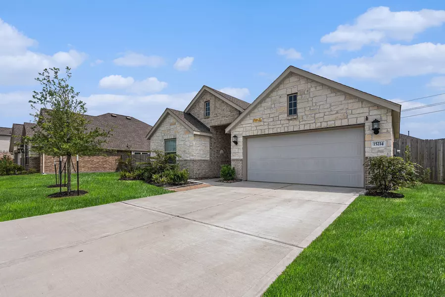 15214 Lake Front DR, Mont Belvieu, TX 77523