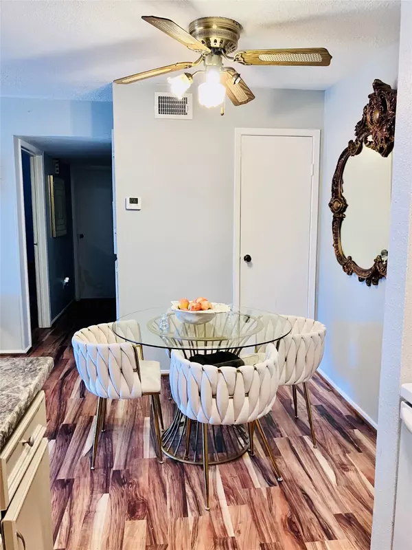 Texas City, TX 77591,7600 Emmett F Lowry EXPY #310