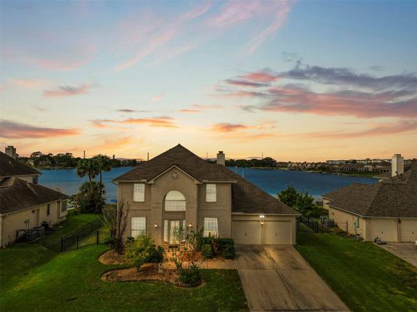 1930 Waters Edge LN, Seabrook, TX 77586