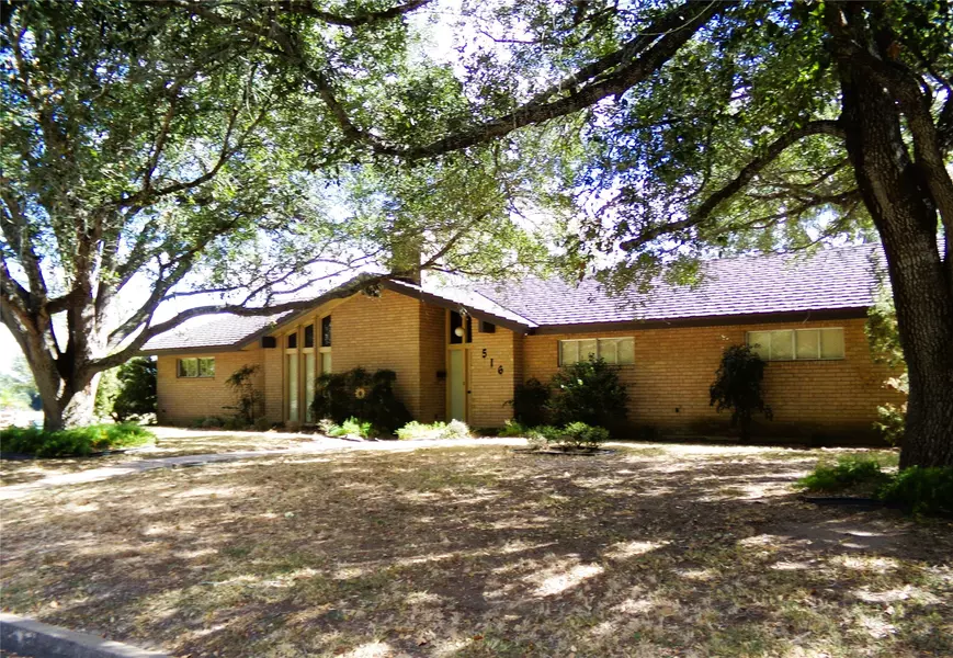 516 N College ST, Weimar, TX 78962