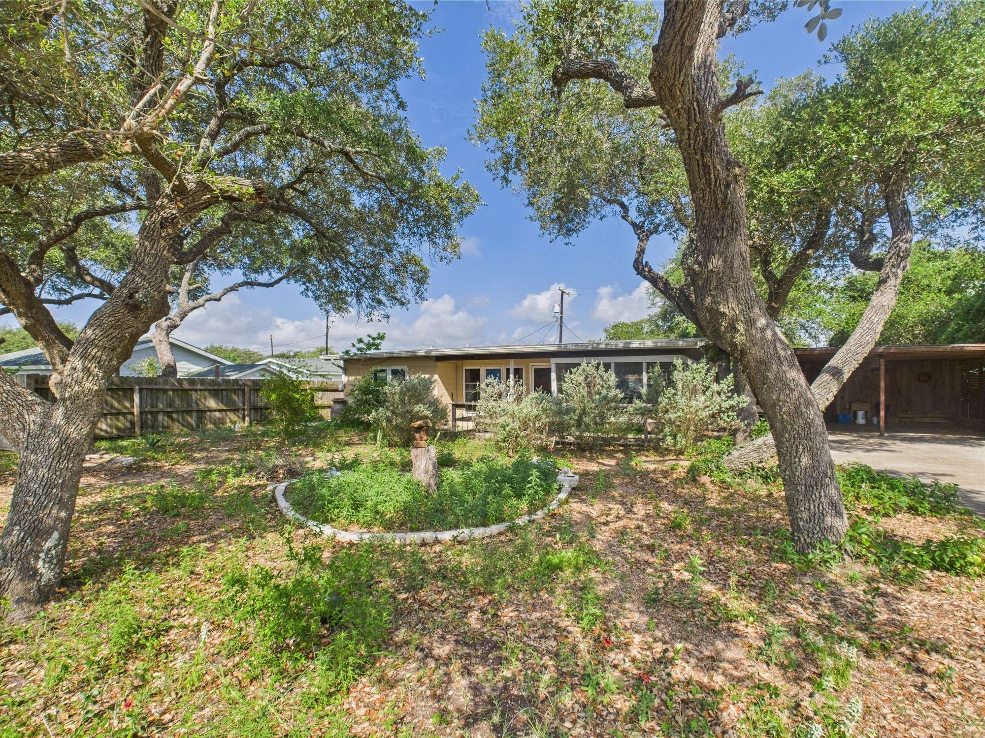 1429 S Mathis ST, Rockport, TX 78382