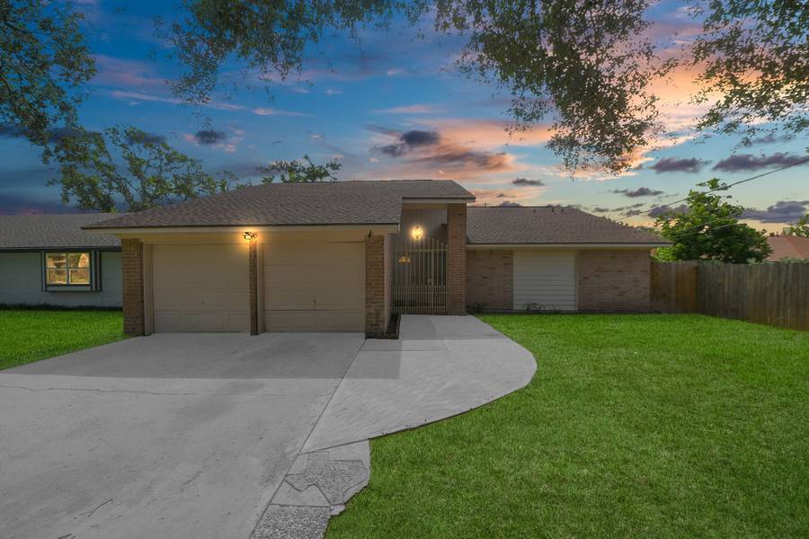 2410 Manila LN, Houston, TX 77043