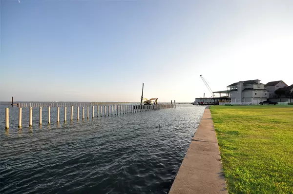 Tiki Island, TX 77554,1 Hana DR