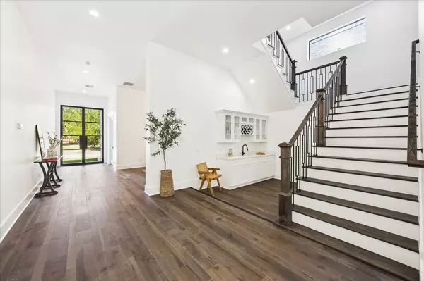 Houston, TX 77056,5321 Navarro ST