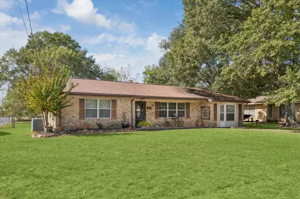 1129 Atchison St, Sealy, TX 77474