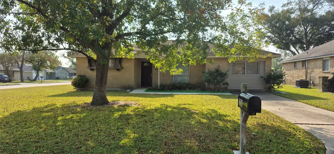 304 Avondale LN, Friendswood, TX 77546