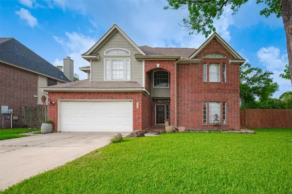 915 Highland Woods DR, Highlands, TX 77562
