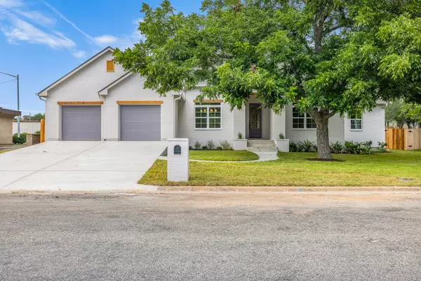 271 S College ST, La Grange, TX 78945