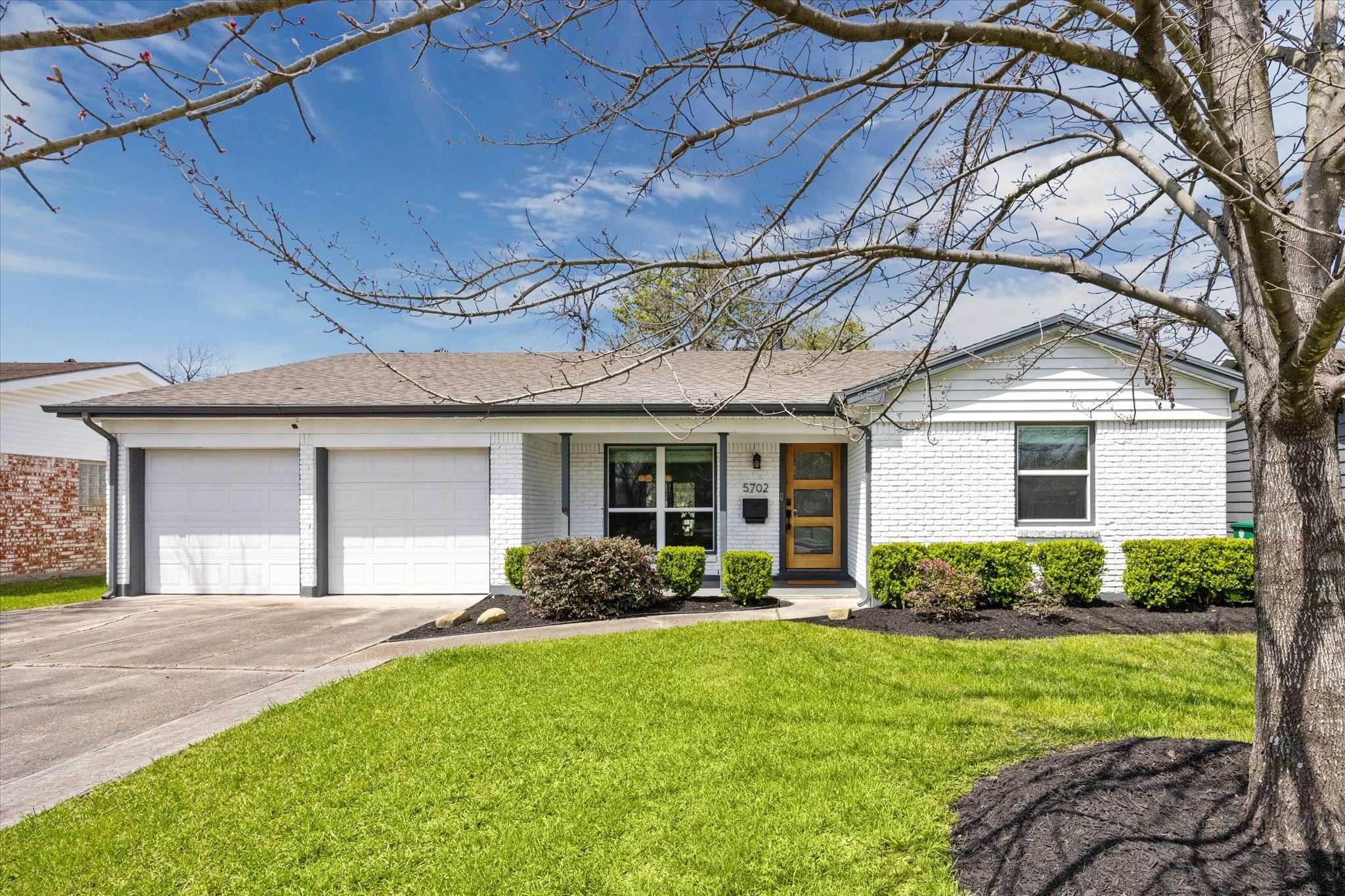 5702 Saxon DR, Houston, TX 77092