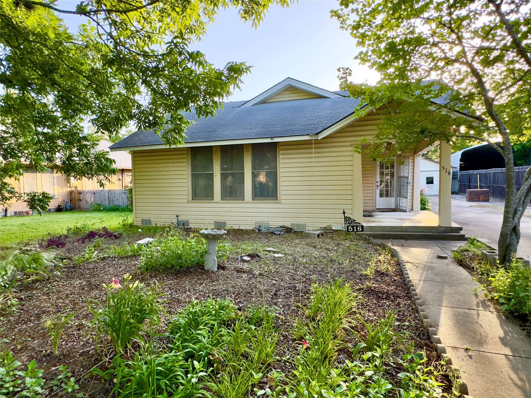 516 S Pecan AVE, Luling, TX 78648
