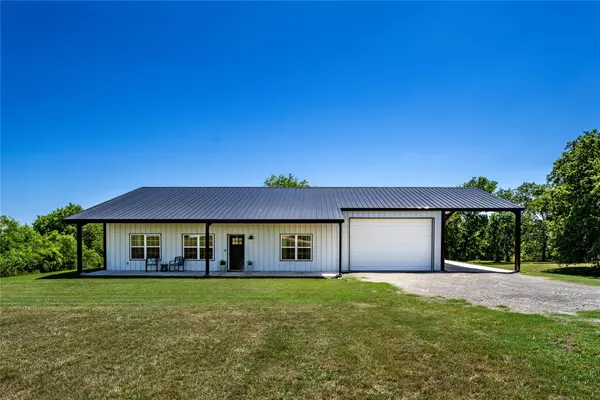 108 High Meadow Court, Schulenburg, TX 78956