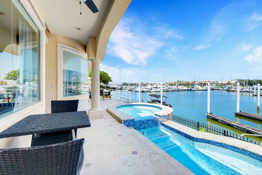 305 Harborside CIR, Kemah, TX 77565