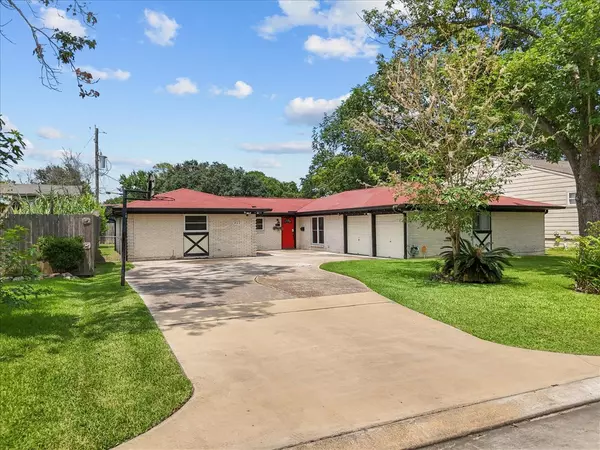 1422 Cedarbrook CT, Seabrook, TX 77586