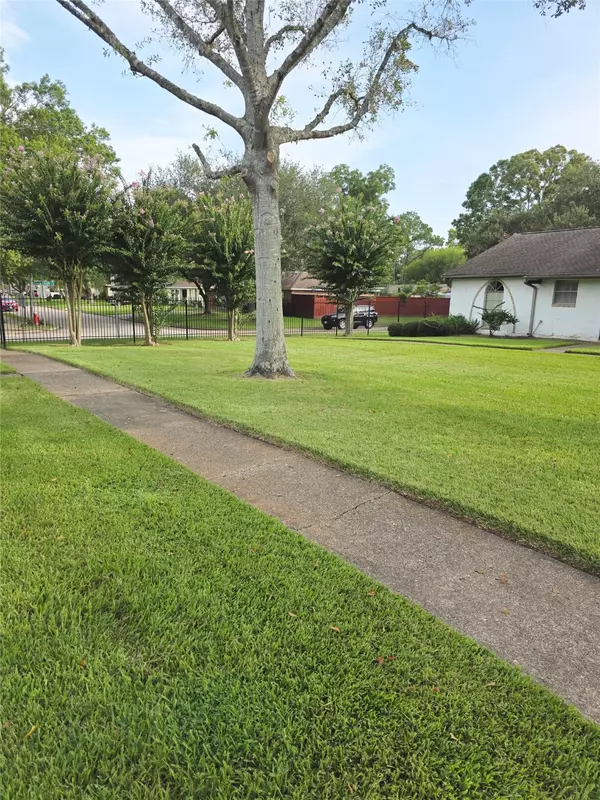 4004 Laura Leigh DR, Friendswood, TX 77546