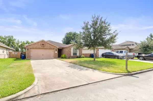 2302 Tracy LN, Highlands, TX 77562