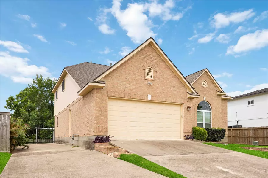 5498 Appleblossom LN, Friendswood, TX 77546