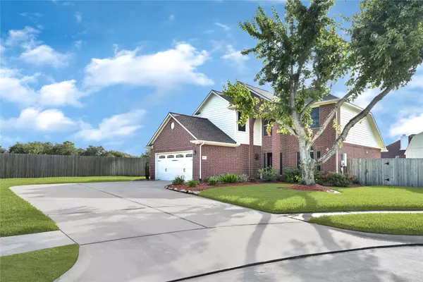 307 Spencer LNDG E, La Porte, TX 77571