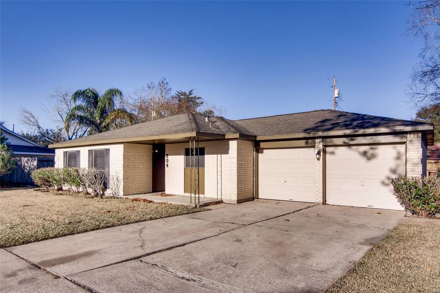 304 Lisa CT, Friendswood, TX 77546