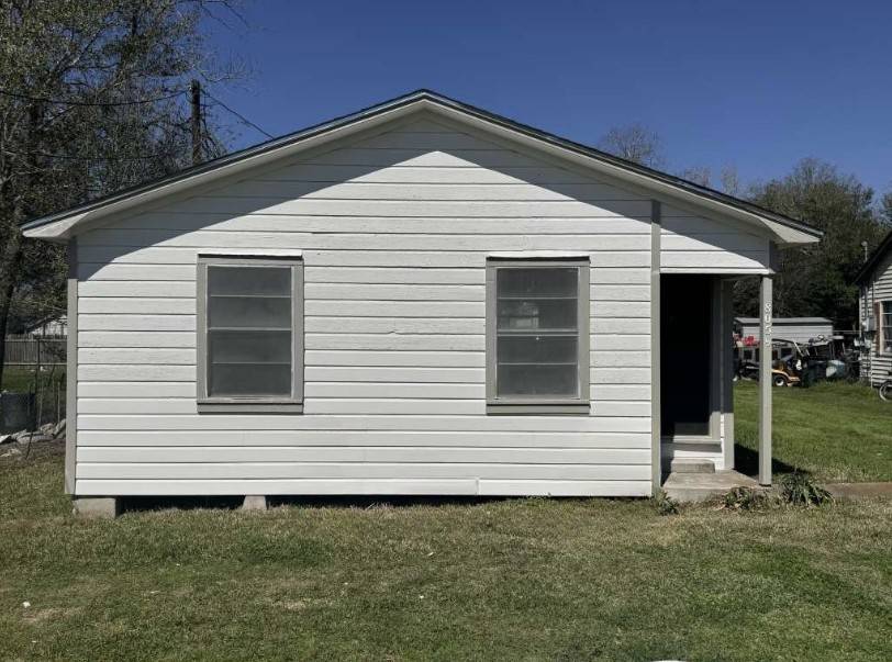 805 E Calhoun ST, El Campo, TX 77437