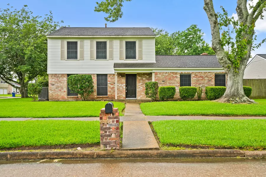 300 Old Course DR, Friendswood, TX 77546
