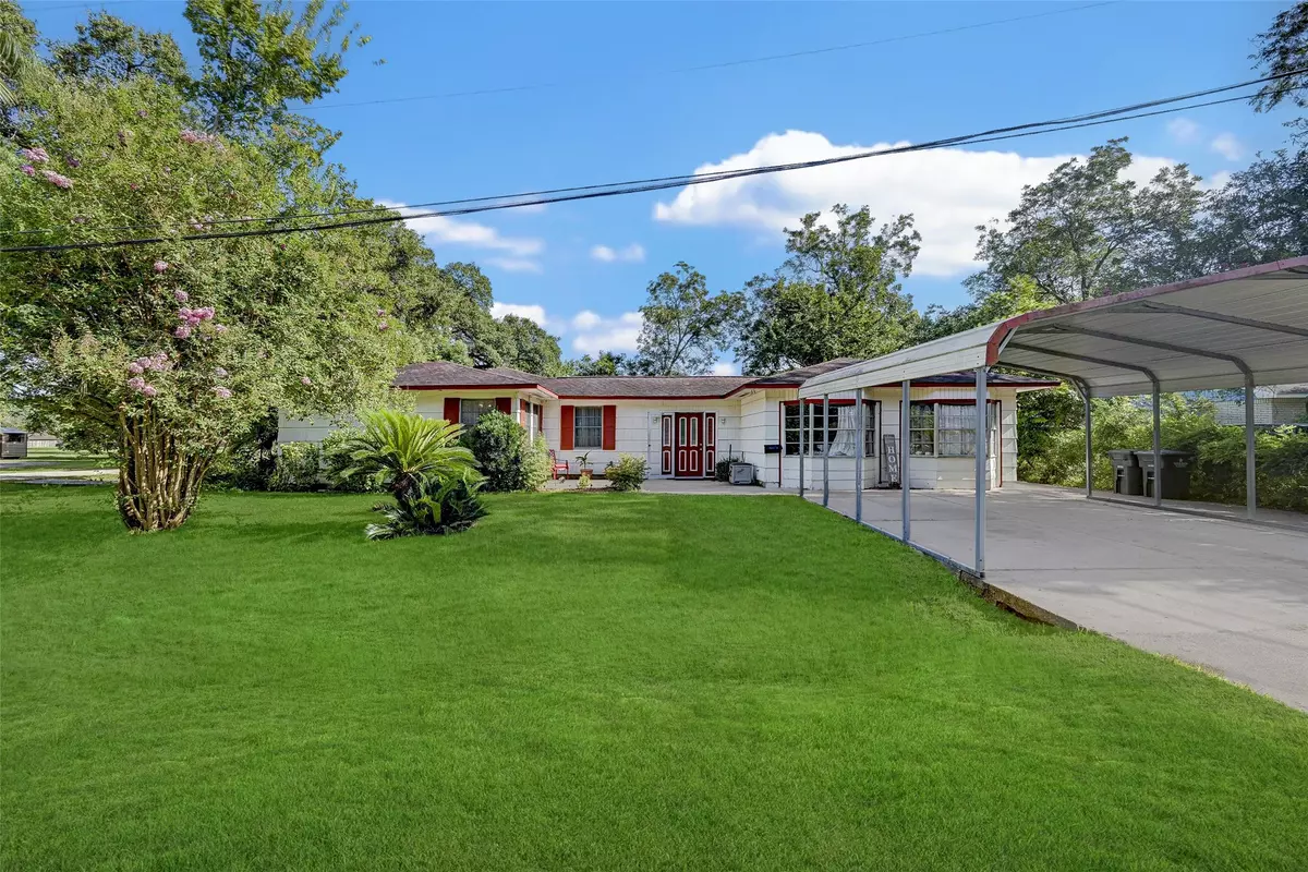 Alvin, TX 77511,902 S Douglas ST