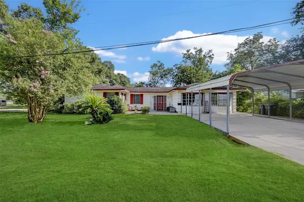 902 S Douglas ST,  Alvin,  TX 77511