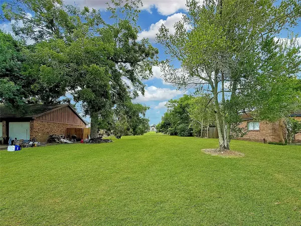 1511 Bayou DR,  Alvin,  TX 77511