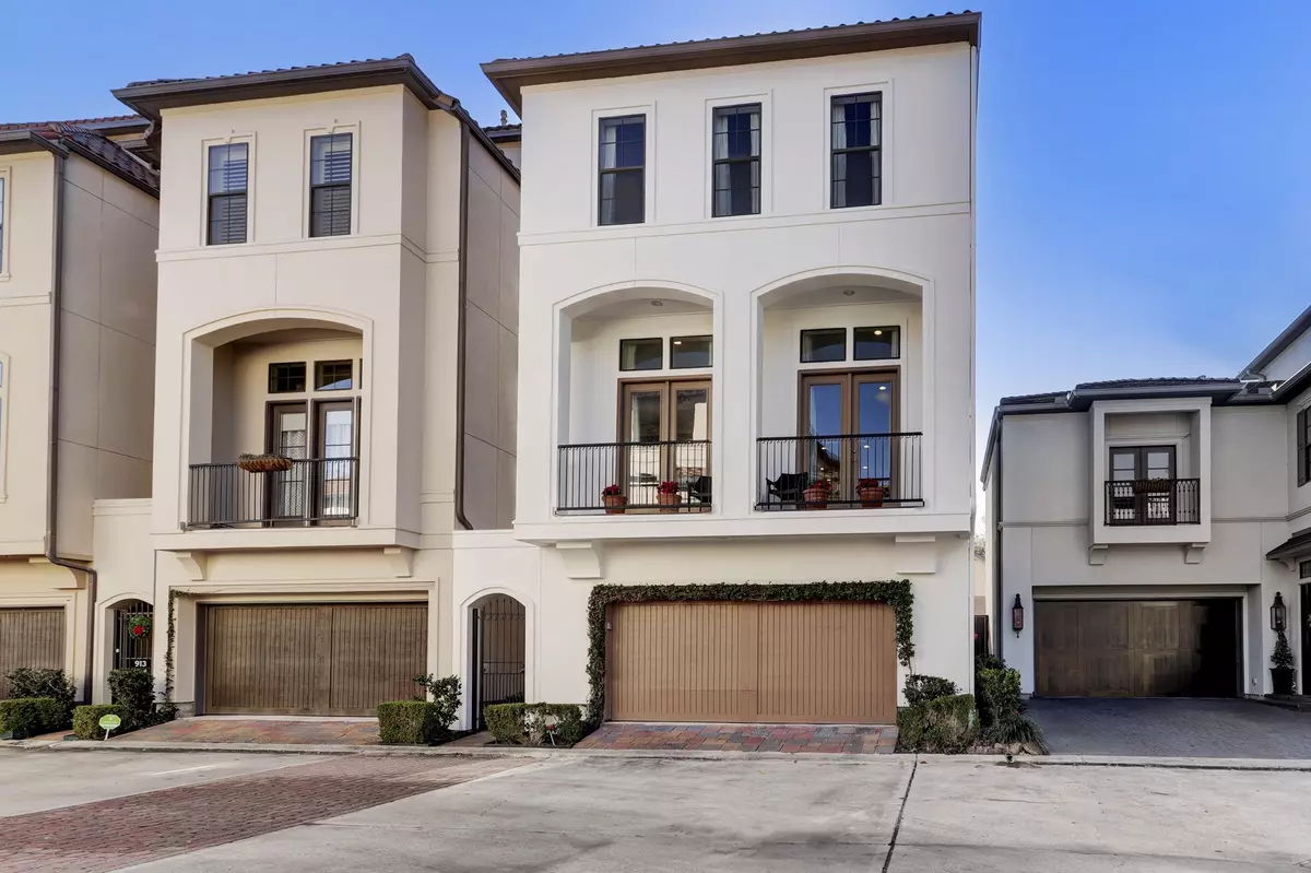 Houston, TX 77024,915 Queen Annes RD