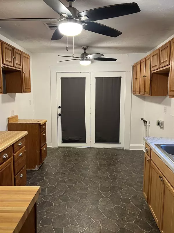 Baytown, TX 77520,221 E Jack AVE