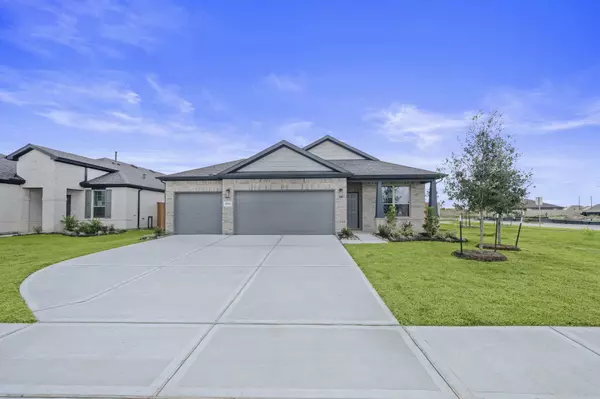 1002 S Oakhurst DR, Dayton, TX 77535