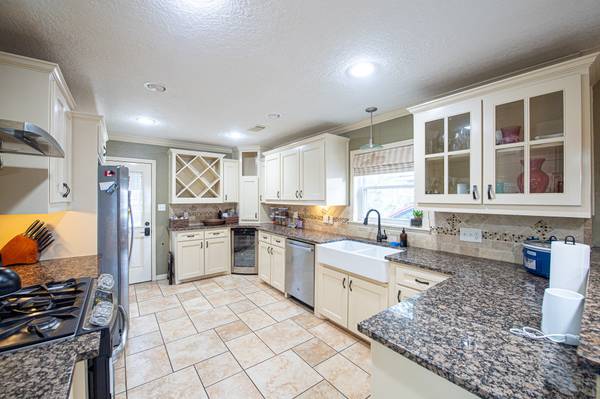 2208 Chimney Rock RD, Houston, TX 77056