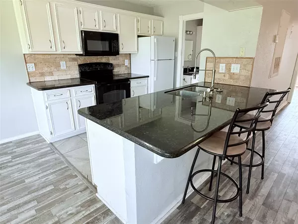 Lake Jackson, TX 77566,418 Garland DR #203