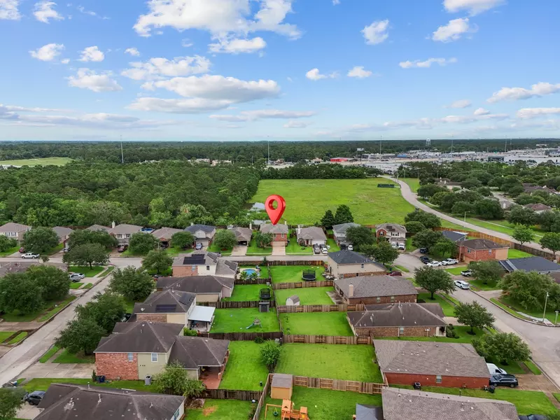 156 Easton Glen LN, Dickinson, TX 77539