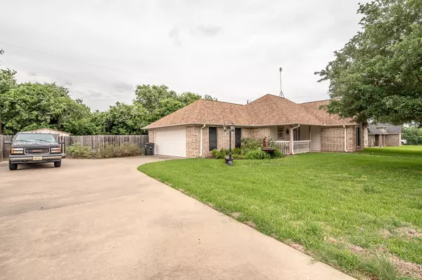 Caldwell, TX 77836,111 April ST
