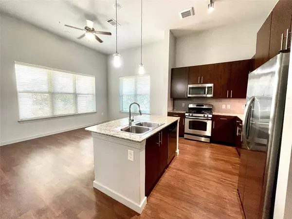 2525 Mccue st RD #427, Houston, TX 77056