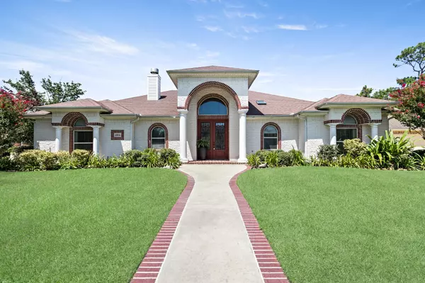 1004 Doornbos LN, Nederland, TX 77627