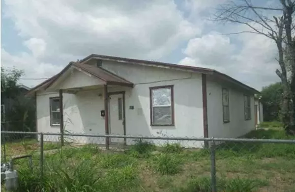 916 Heights ST, Carrizo Springs, TX 78834