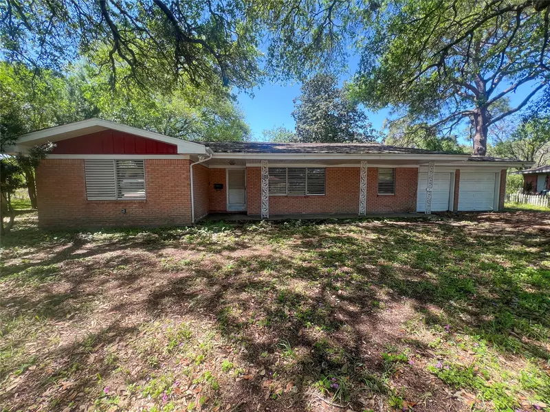 105 Longridge DR, La Marque, TX 77568