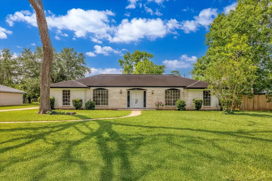 104 Iris ST, Lake Jackson, TX 77566