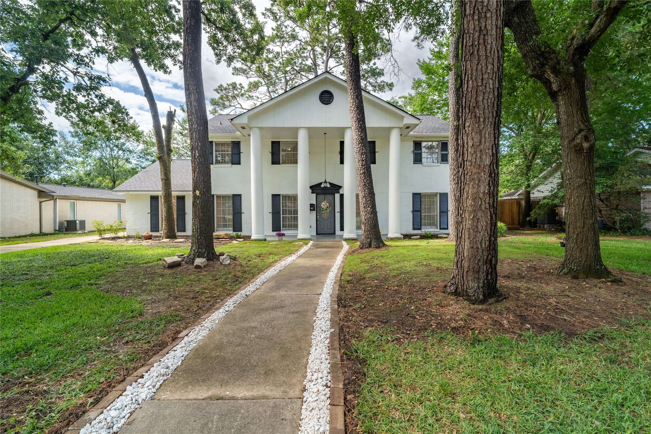 215 Whispering Oaks DR, Taylor Lake Village, TX 77586