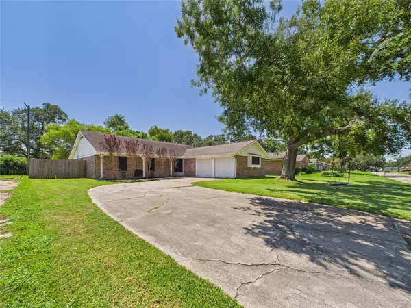 5004 Live Oak DR, Dickinson, TX 77539