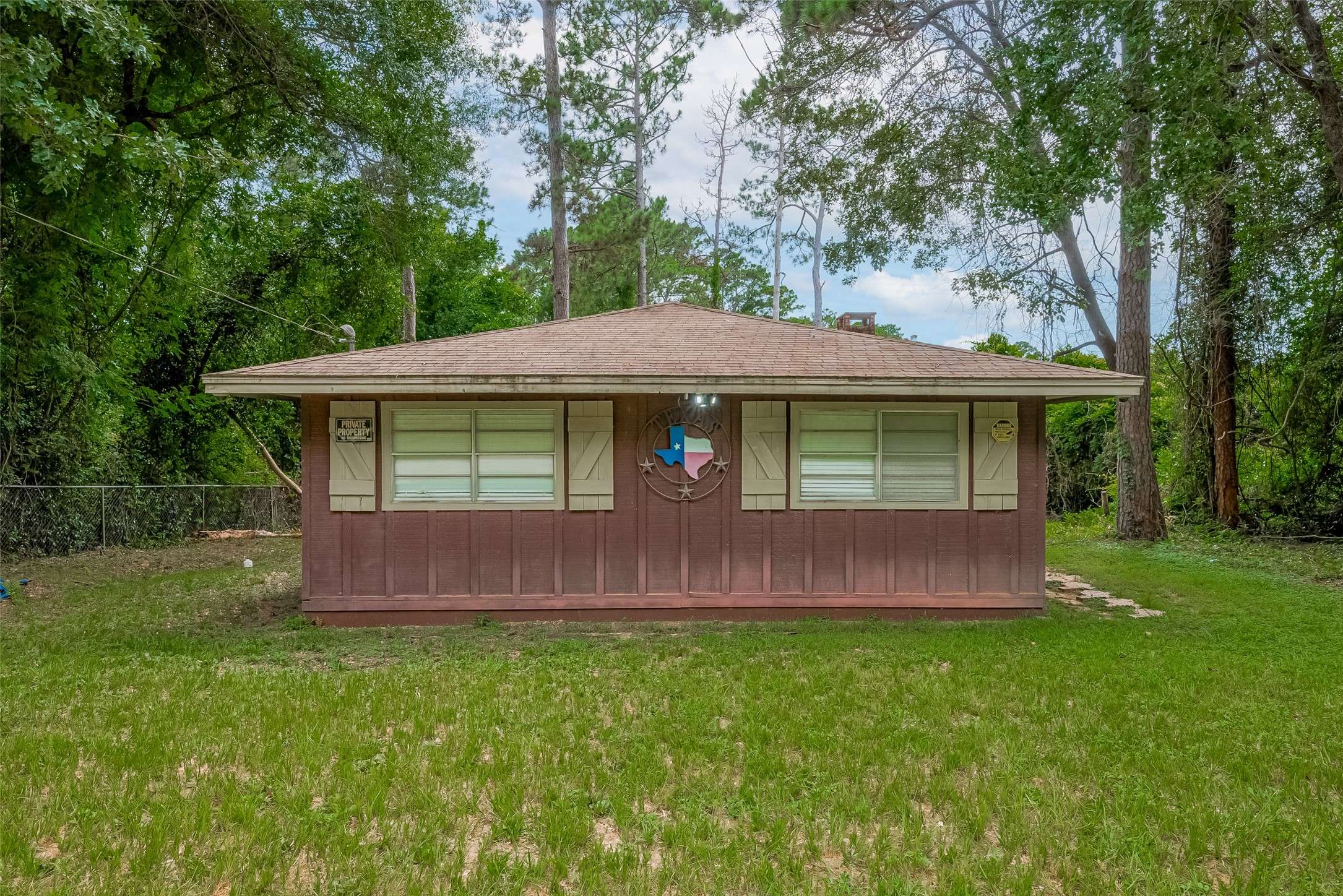 201 Ivanhoe DR E, Woodville, TX 75979