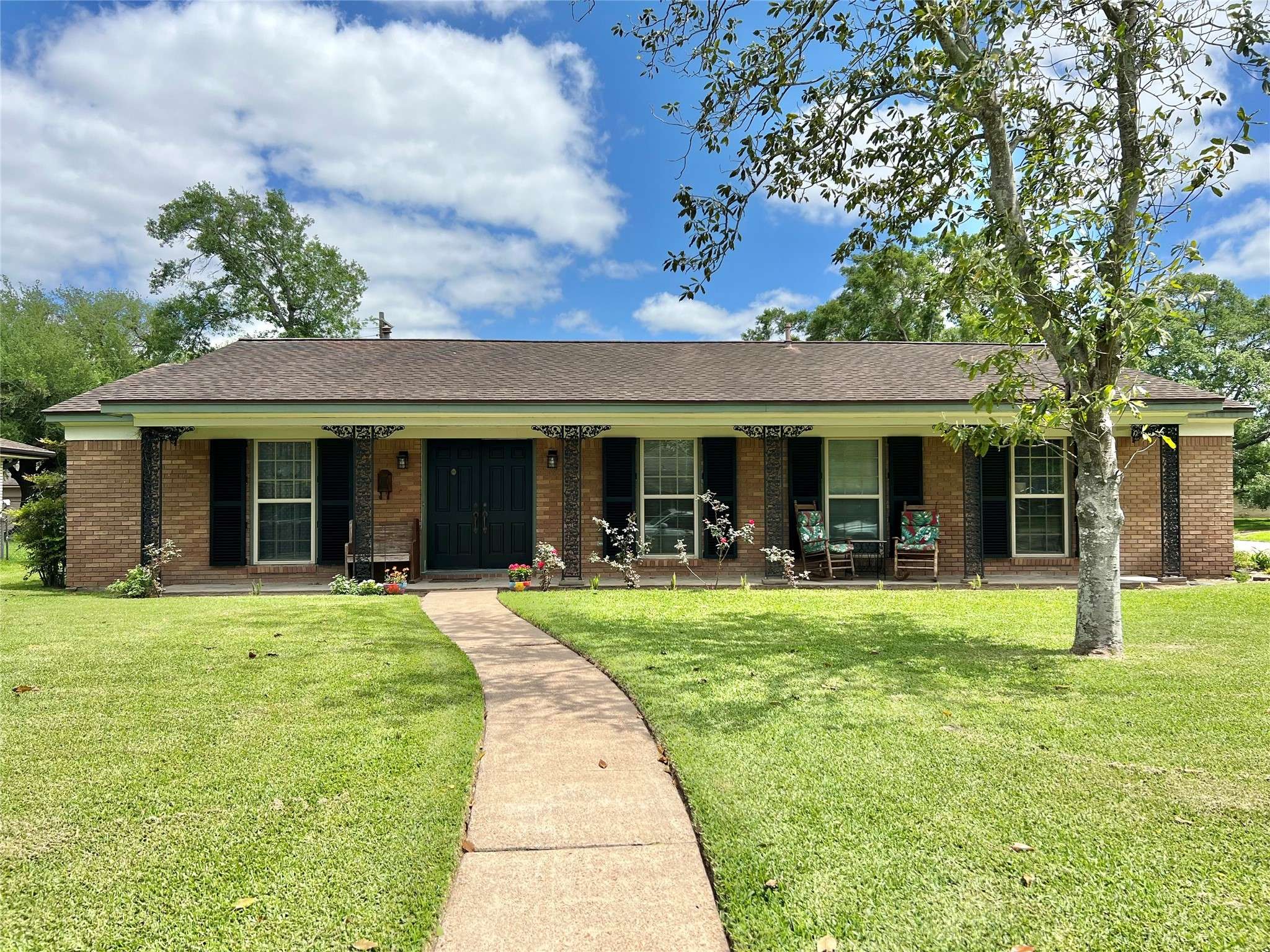 1400 Lawn DR,  Angleton,  TX 77515