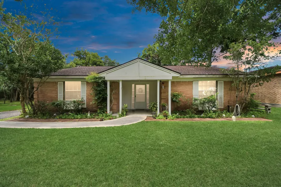 6122 Woodacres DR, Hitchcock, TX 77563