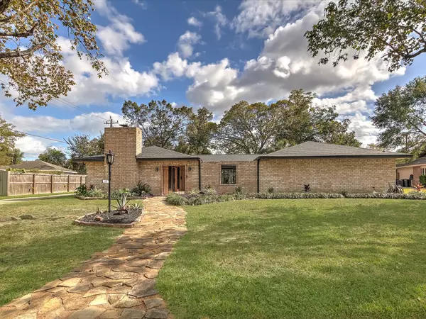 1426 Antigua LN, Nassau Bay, TX 77058